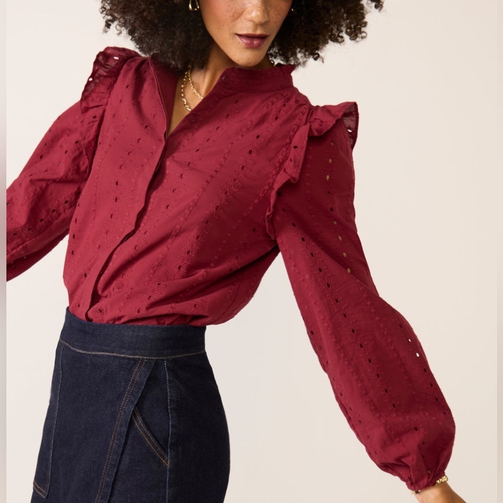 EVEREVE LIA TEXTURED Ruffle Shoulder SHIRT in Deep Burgundy WOMEN SIZE M